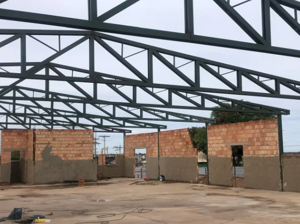 Estrutura metálica em construção de base operacional
