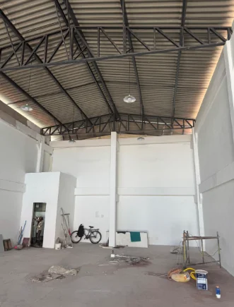 Interior de galpão industrial em construção