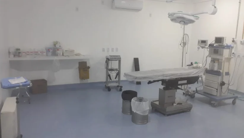 Sala de centro cirúrgico construída no Hospital Português
